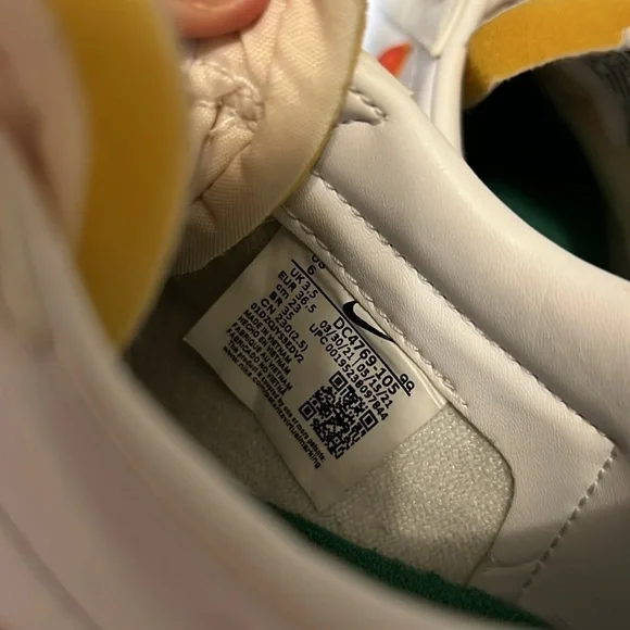 Women’s Low Top Blazers - Picture 5 of 6